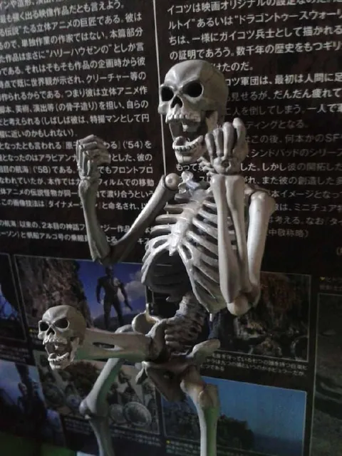 笑う骸骨のポーズ