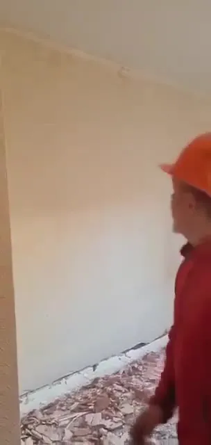 Рабочий смешно падает на стройке