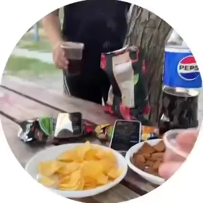Пацан поёт за столом с закусками