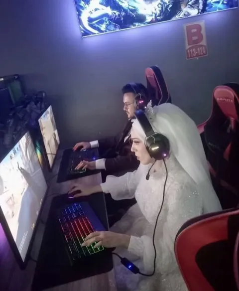 Невеста играет на свадьбе