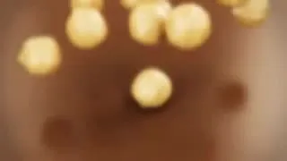 Попкорн падает в миску