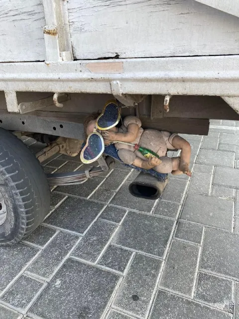 Игрушки под грузовиком