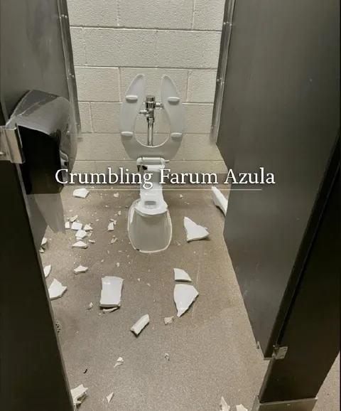 Crumbling Farum Azula Toilet