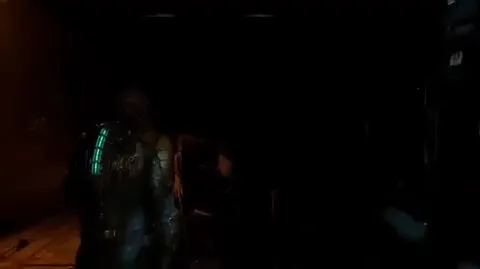 Айзек идёт под Stayin' Alive