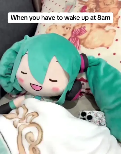 Hatsune Miku Sleeps Through 8 AM