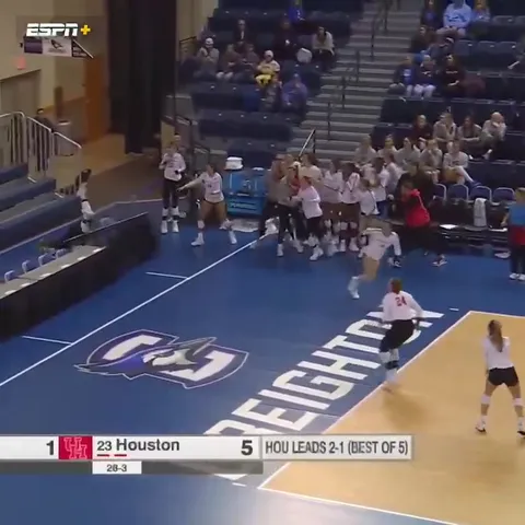 Либеро спасает невозможный мяч