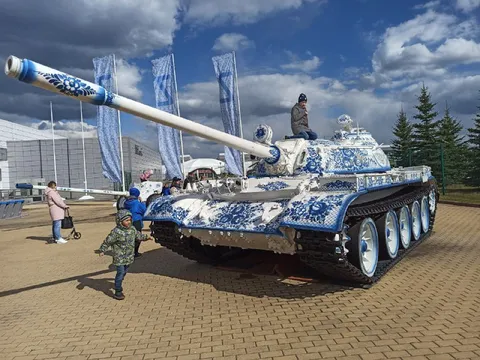 Танк в гжельской росписи