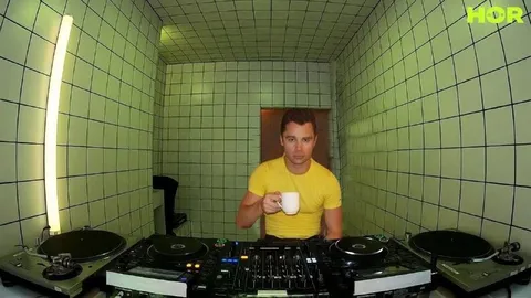 Диджей с чашкой в туалете