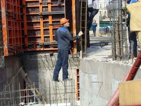 Строитель на арматуре