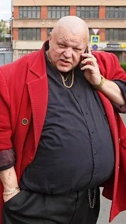 Мужчина в красном пальто