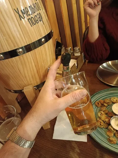 Железные люди за кружкой пива