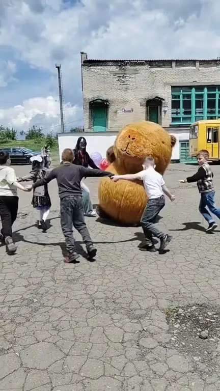 Медведь танцует с детьми