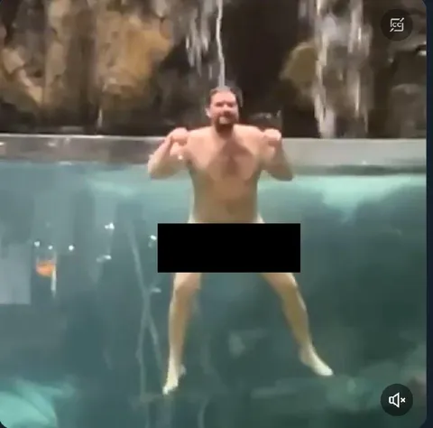 Мужчина под водой в пятницу