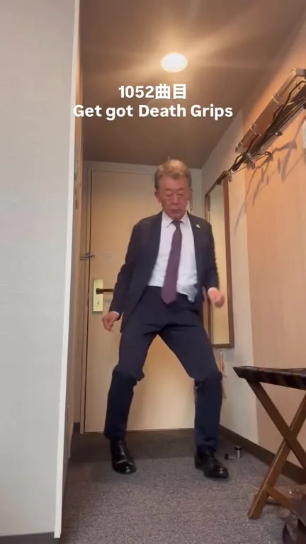 1052曲目で踊るサラリーマン