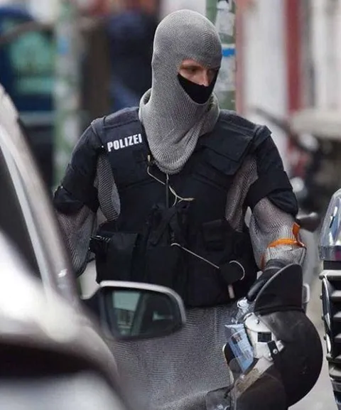 Polizei im Kettenhemd