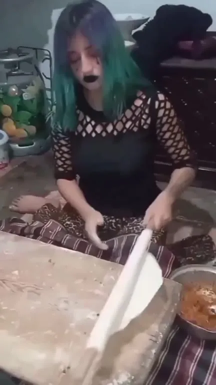 Готка раскатывает тесто