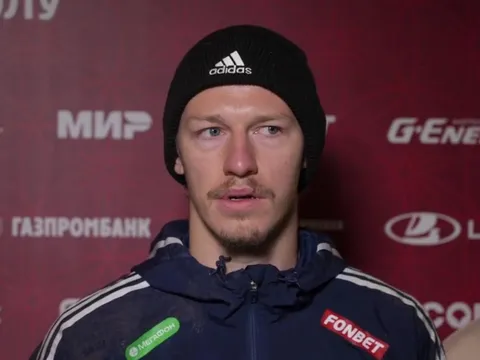 Сначала серьёзный, потом улыбается