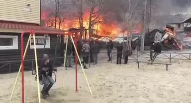 Качели на фоне пожара
