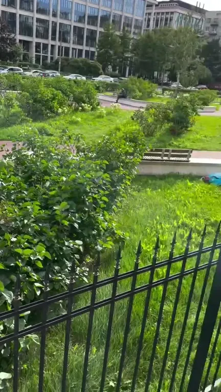 Человек лежит рядом со скутером