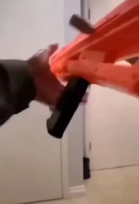 Таинственный красный предмет