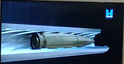 Гигантский патрон на витрине