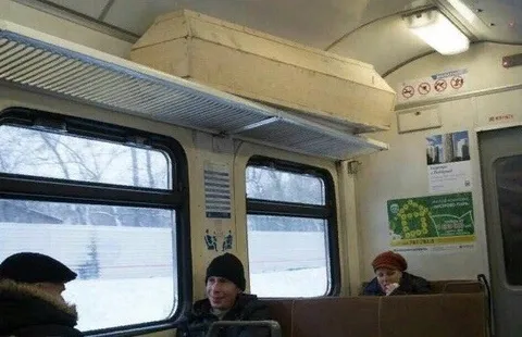 Уставшие пассажиры в электричке