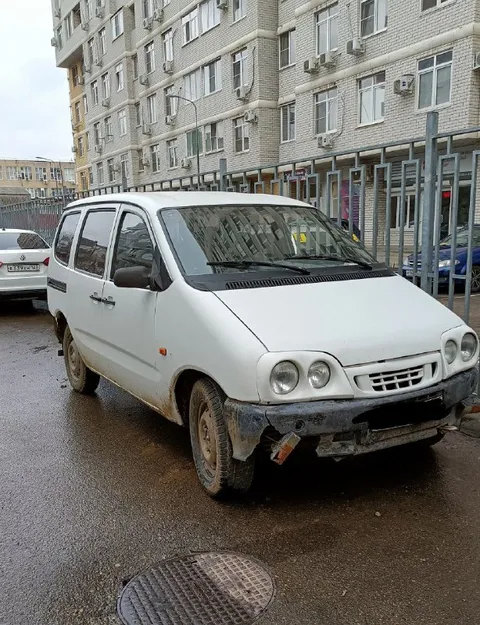 Раритетный минивэн во дворе