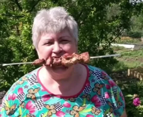 Бабушка и шашлык на шампуре