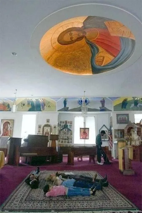 Люди лежат под иконой