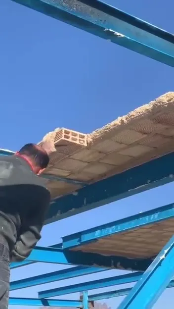 Рабочий строит крышу