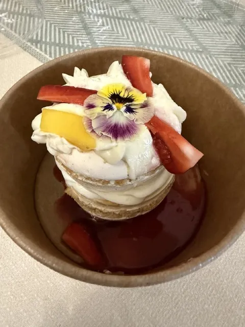 Десерт с цветком и фруктами