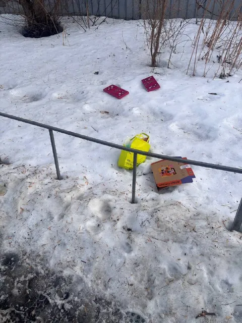 Зимний мусор за оградой