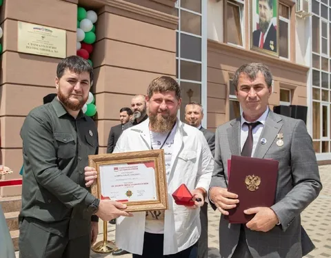 Кадыров вручает награду стоматологу