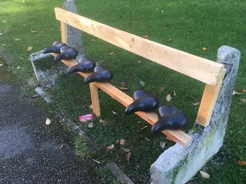 Скамейка с велосипедными сиденьями