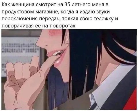Женщина смотрит на меня в магазине