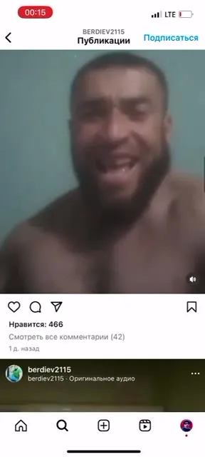 Мужчина эмоционально поёт в камеру