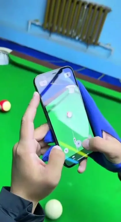 Телефон помогает играть в бильярд