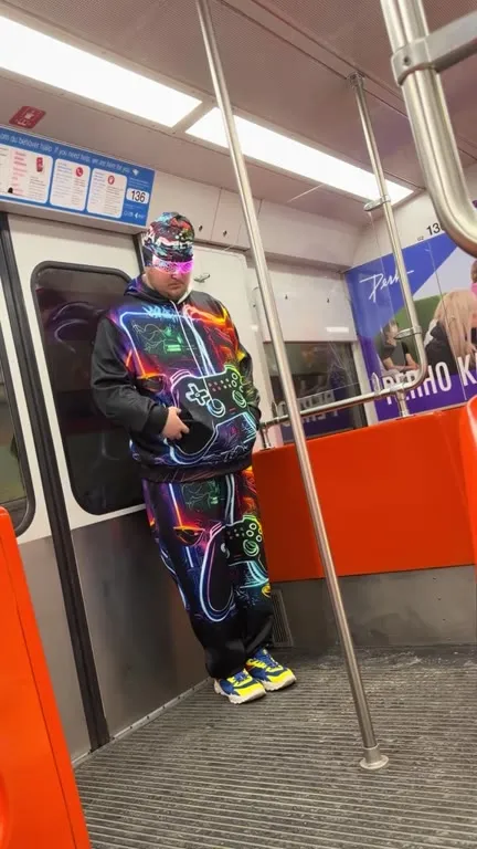 Неоновый пассажир в метро