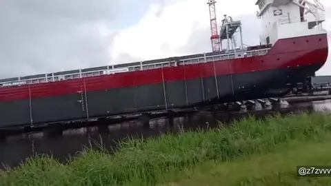 Корабль отправляет оператора в воду