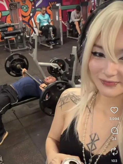 Неудачный жим лёжа в спортзале