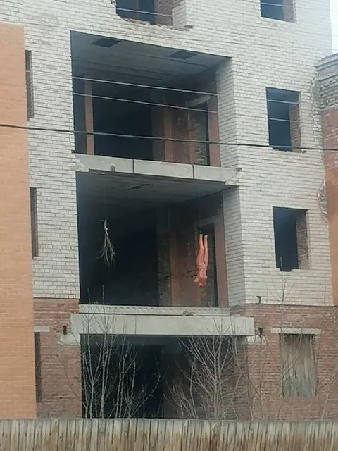 Ноги свисают из недостроя