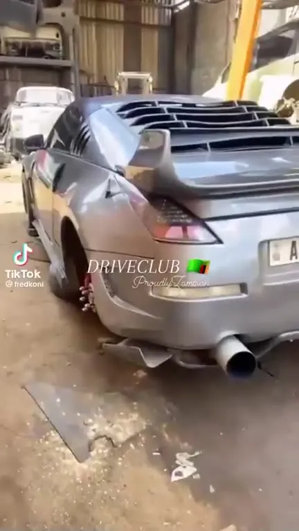 Роскошный спорткар с убитой шиной