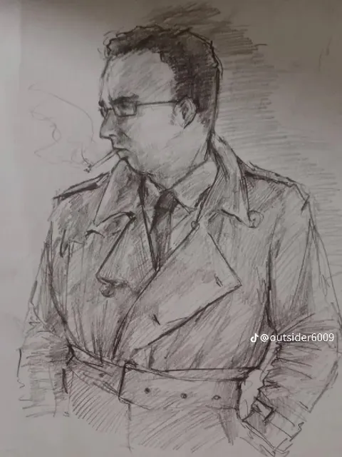 Мужчина в плаще смотрит в сторону