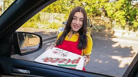 Девушка у машины с пиццей