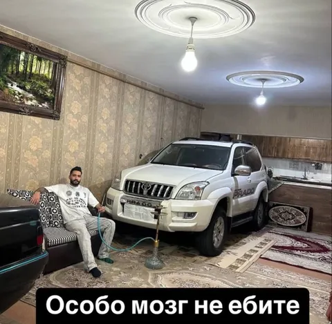 Машина в гостиной
