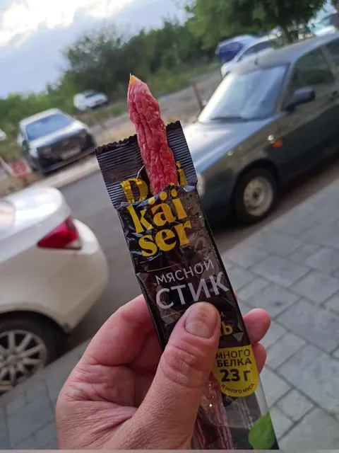 Мясной стик на парковке