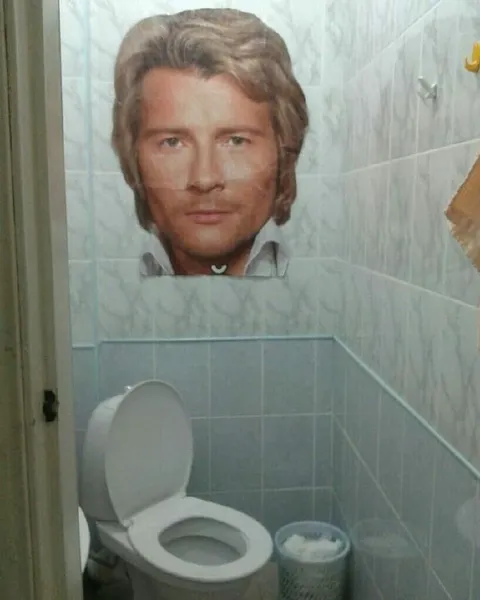 Ален Делон в туалете