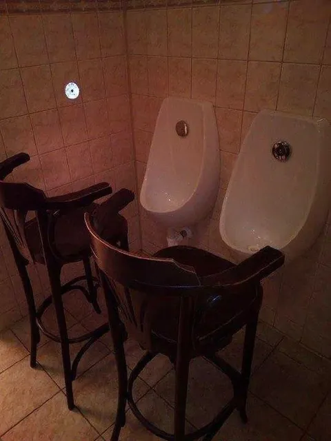 Писсуары в баре