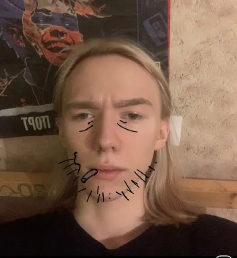Человек с нарисованными усами