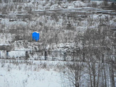 Синий туалет посреди снега